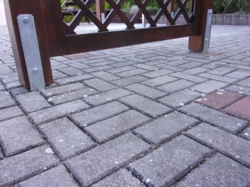 Konstrukci pergoly jsme kotvili do zámkové dlažby na dvojitý betonový úchyt. 