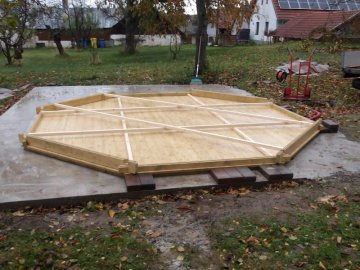 Do zahradního altánu Lynn jsme doplnili dřevěnou podlahu