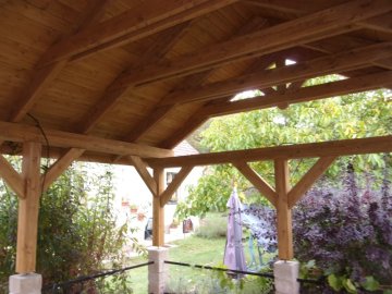 Stavba dřevěné pergoly kryté sedlovou střechou