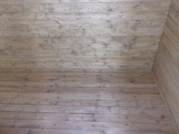 Dřevěná podlaha v chatě byla ošetřena stejnou lazurou v odstínu dub