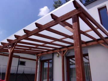 Zastřešení pergoly jsme provedli komůrkovým polykarbonátem