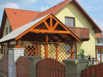 Sklon sedlové střechy nového garážového stání je identický se střechou novostavby