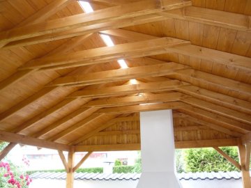 Detail sesazení střešních trámů zahradní pergoly