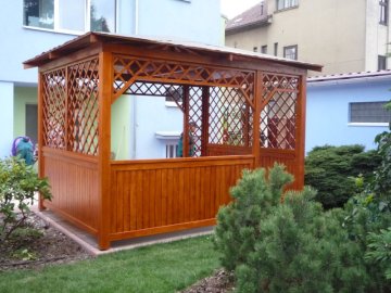Spodní část zahradního altánu jsme vyplnili plnými zástěnami, které zajistí více soukromí