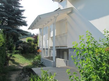 Pergolu jsme zastřešili polykarbonátem kouřové barvy