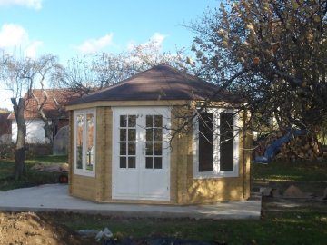 Dvoubarevné provedení altánu působí elegantně, ale zároveň skvěle zapadne do prostoru zahrady 