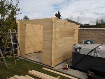 Stěny zahradního domku jsou vyrobeny z 28 mm silných smrkových prkem