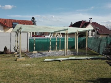 Pro základní konstrukci pergola a zahradního domku bylo potřeba nejprve v přesně daných vzdálenostech zabetonovat dvojité pozinkované úchyty Pro základní konstrukci pergola a zahradního domku bylo potřeba nejprve v přesně daných vzdálenostech zabetonovat dvojité pozinkované úchyty