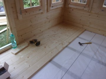 Na zateplení podlahy jsme vzužili silný polystyren