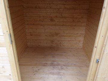 Do domku na podlahu ze zámkové dlažby jsme položili navíc podlahu dřevěnou