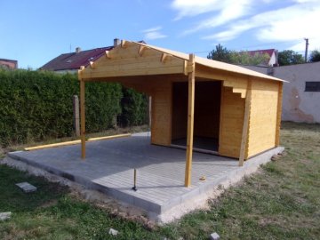 Na střešní záklop jsme položili střešní izolaci a třítabulový asfaltový šindel v hnědé barvě. Okraj střechy zakončili hnědým plechem - okapnicí.