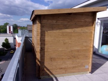 Optinální klima v chatě zajišťují ventilační mřížky instalované do protilehlých stěn chaty