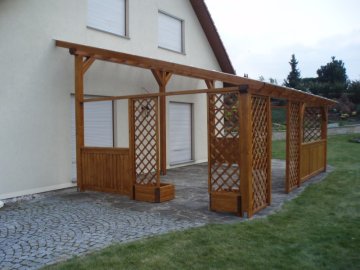 Samostatně stojící pergolu jsme kotvili do kamenného podkladu na ocelové patky s roxorem