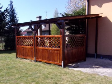 Hlavní konstrukci zastřešené pergoly jsme do podkladu kotvili na zabetonovaný dvojitý úchyt Hlavní konstrukci zastřešené pergoly jsme do podkladu kotvili na zabetonovaný dvojitý úchyt