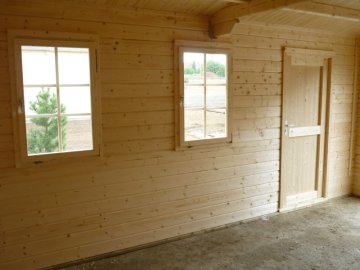 Aby bylo v garáži dostatek světla, z boční strany jsou instalována dvě výklopná okna