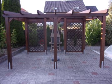Dřevěná pergola bez zastřešení je velmi pěkný estetický doplněk do každé zahrady