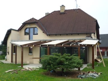Střešní záklop pod asfaltový šindel jsme vyrobili z 19 mm silné smrkové palubky