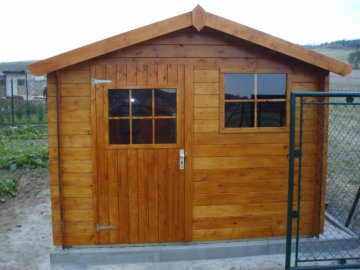 Všechny dřevěné prvky zahradního domku jsou natřené silnovrstvou lazurou.