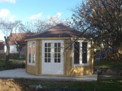 Dvoubarevné provedení altánu působí elegantně, ale zároveň skvěle zapadne do prostoru zahrady 