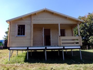 Montáž chaty Kay se zastřešenou terasou, září 2022