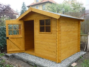 Spodní část dveří do domečku je zpevněna dřevěným svlakem