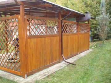 Odtok dešťové vody zajišťuje plastový okap vyvedeý mimo prostor terasy.