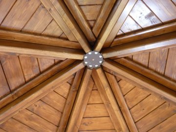 Dřevěná konstrukce střechy altánu je šroubovaná a snese velké zatížení