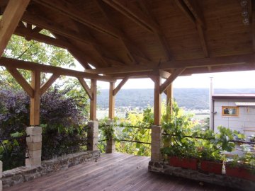 Stavba dřevěné pergoly kryté sedlovou střechou