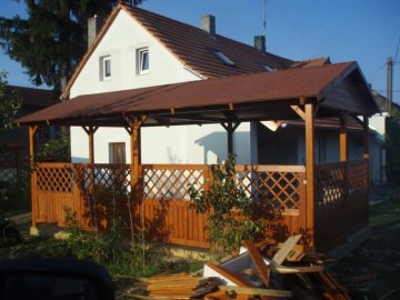 U zahradní pergoly jsme dvě na sebe navazující stěny doplnili o dělící stěny