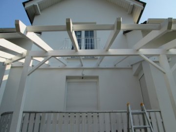 Na výrobu opěrné pergoly přes malý balkon a vstup do suterénu jsme použili lepené KVH hranoly
