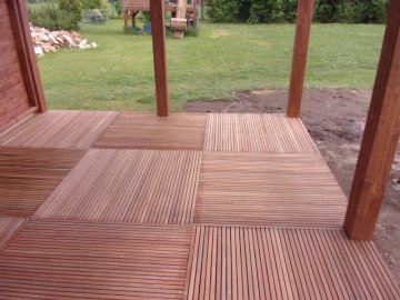 Na podlahu pergoly jsme instalovali dlaždice 100 x 100 cm z tvrdého dřeva