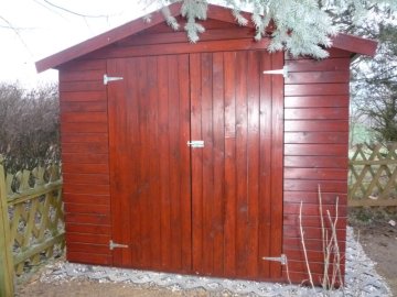 Uzavírání plných dřevěných dveří zahradního domku je pouze na kovovou zástrč