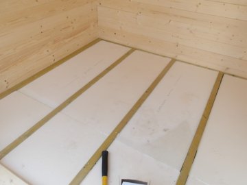 Pod podlahu sauny jsme položili silný polystyren z důvodu tepelné izolace Pod podlahu sauny jsme položili silný polystyren z důvodu tepelné izolace