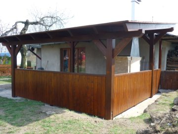 Pergolu postavenou ke kamenné udírně jsme zastřešili hnědým asfaltovým šindelem
