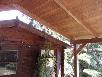 Střecha dřevěné pergoly byla nepatrně vyšší a přesahovala přes střechu původního domečku