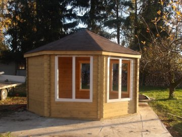 Čtyři prosklenné stěny a dvoukřídlé dveře zajistí v altánu dostatek světla