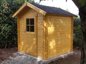 Malý dřevěný domek je vhodný na uskladnění drobného zahradního nářadí