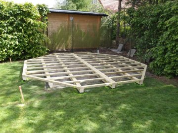 Výškově stavitelné vruty, hranoly z impregnované borovice a silné latě. To je základ pod zahradní altán.