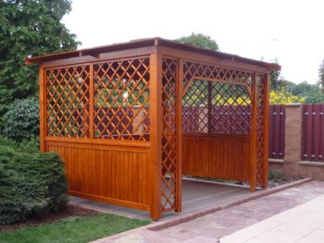 Boční mříže a horní dřevěné záclonky s velkými oky dodají altánu příjemný elegantní vzhled