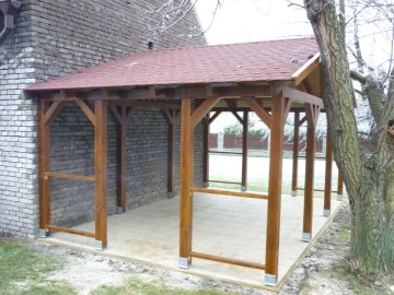 Hlavní stojky zahradní pergoly jsme bezpečně ukotvili do betonové dlažby pomocí ocelových patek