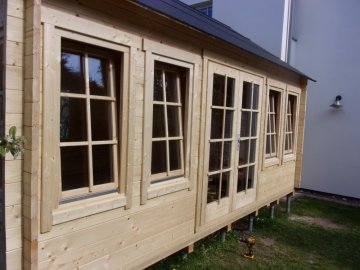 Dřevěnou chatu Clockhause jsme montovali na výškově stavitelné vruty