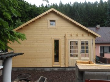 Zákazník si k standardní chatě s terasou přiobjednal dvoukřídlé prosklené dveře navíc