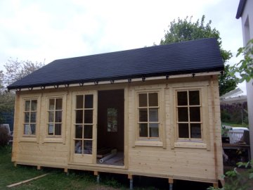 Okna i dveře chaty Clockhouse jsou zaskleny izolačním dvojsklem