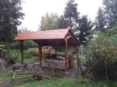 Montovaná chata Bergen má zajímavý tvar střechy, díky jejímu sklonu se na ní nedrží dešťová voda ani sníh